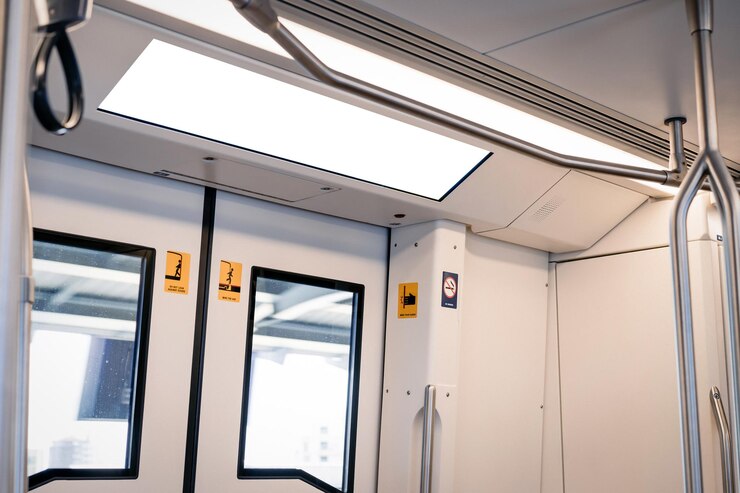 Anuncio de LED Lighbox horizontal vacío y claro sobre la puerta del tren