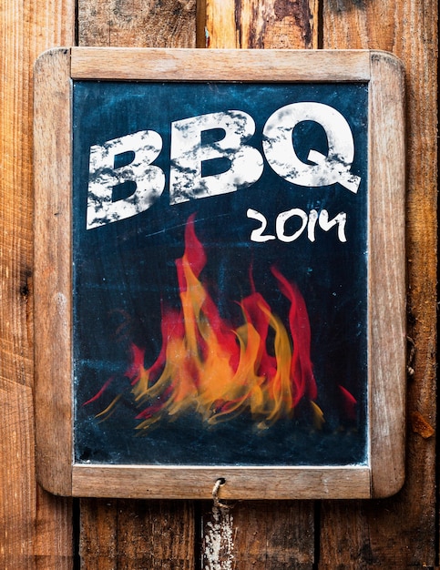 Anuncio rústico para una barbacoa en una pizarra