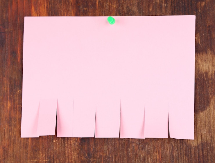 Foto anuncios en papel con fondo de madera