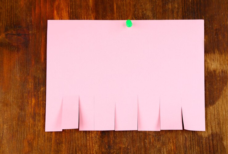 Foto anuncios en papel con fondo de madera