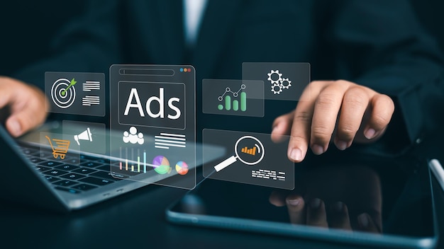 Anuncios de productos Mercado Concepto de publicidad en línea Publicidad en Internet Marketing digital Medios sociales Mujer de negocios usando portátil con tablero de anuncios Análisis de estrategia de marketing digital para la marca