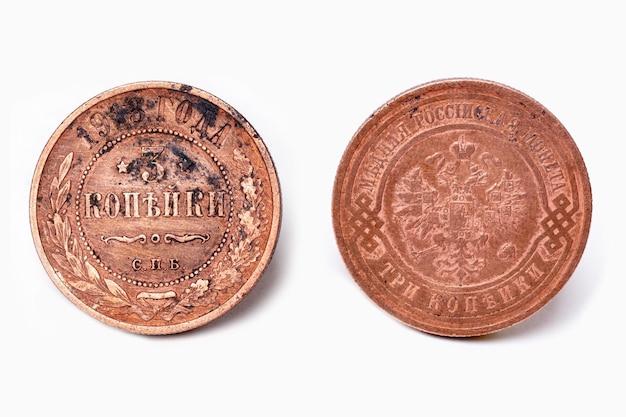 Anverso y reverso de la moneda de 3 kopecks con el escudo de armas de la Rusia zarista emitida en 1913 sobre un fondo blanco primer plano Moneda de cobre de la colección de monedas de la Rusia zarista