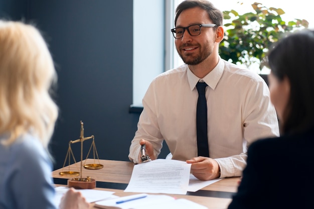 Anwälte bei der Arbeit im Büro