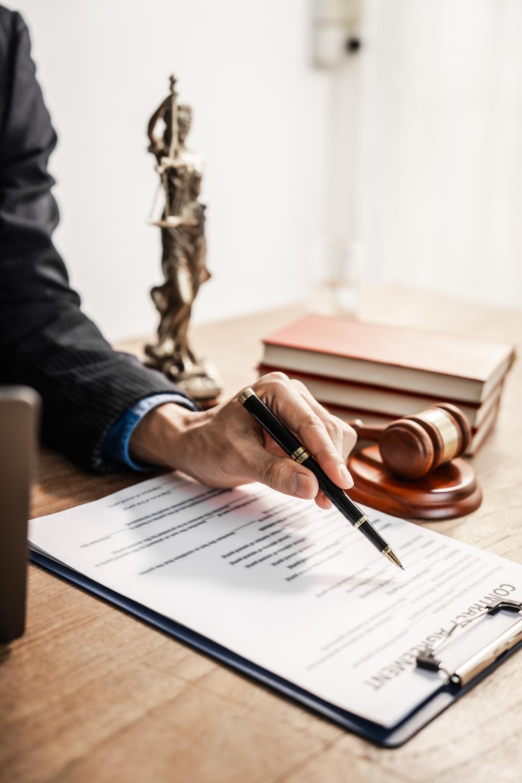 Foto anwälte lesen und überprüfen die verträge sorgfältig, um die rechtskonformität zu gewährleisten und die rechte der klienten zu schützen. der prozess beinhaltet eine gründliche analyse innerhalb des rechtsrahmens, um fairness und rechenschaftspflicht zu gewährleisten.