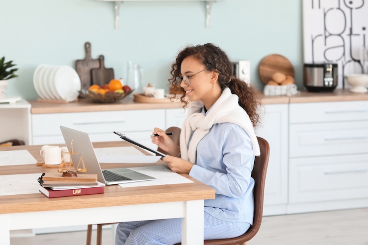 Foto anwältin, die zu hause online berät