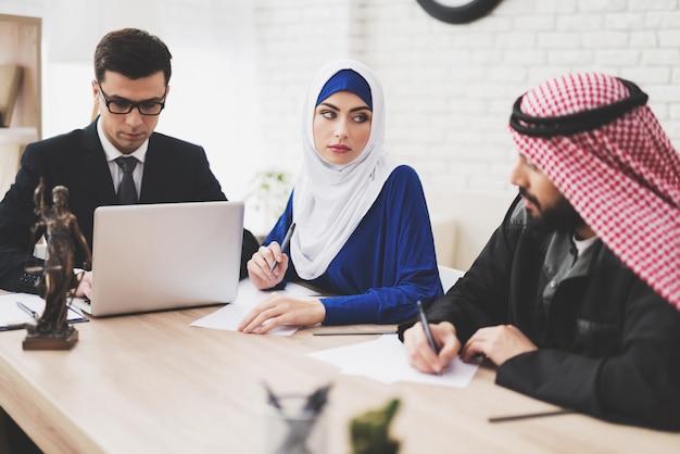 Anwalt im Büro mit arabischen Ehemann und Ehefrau.