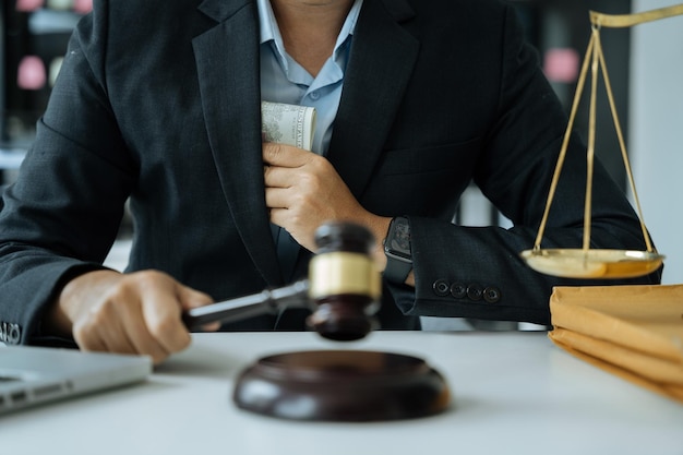 Anwalt nimmt Bestechungsgelder an Geschäftsmann als Partner bei Korruption am Arbeitsplatz