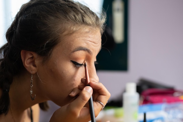 Anwenden von Make-up-Konzept, Frau mit Kosmetikpinsel