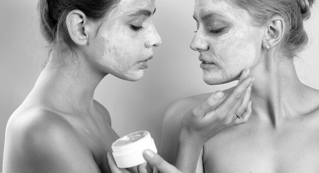 Anwenden von Spa- und Wellness-Tonmasken für Mädchen, Freunde, Schwestern, die eine Ton-Gesichtsmaske mit Anti-Aging-Pflege machen