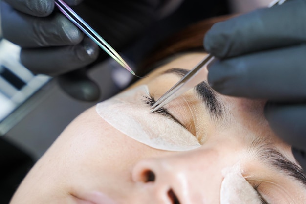 Anwendung von Hairbyhair falschen Wimpern für die Augen