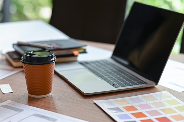 Anwendungsdesigner-Schreibtisch mit einer mobilen Bildschirmskizze und Kaffee zum Mitnehmen im Home Office
