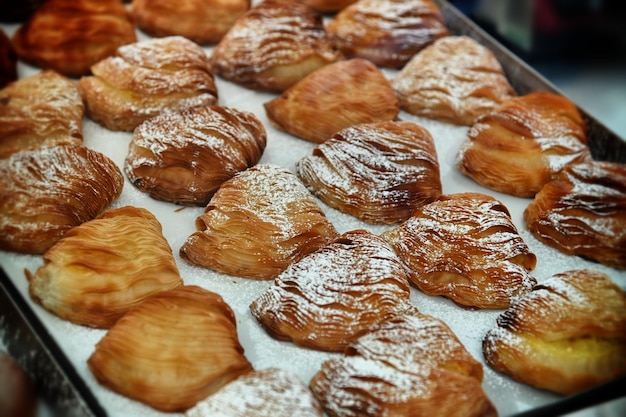 Anzahl der typisch italienischen handgemachten Backwaren namens Sfogliatella