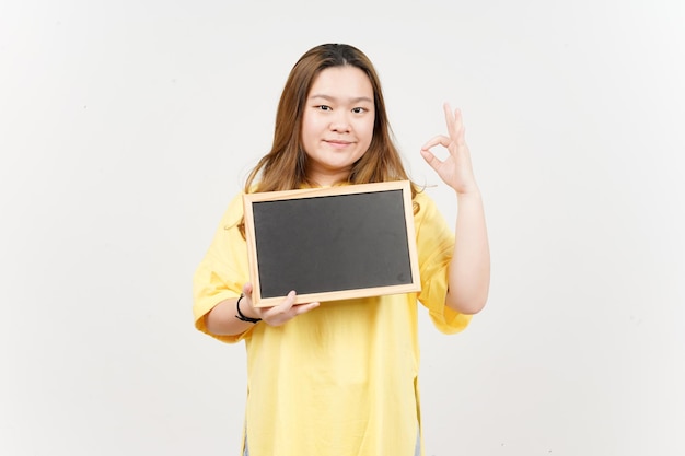 Anzeigen Präsentieren und Halten einer leeren Tafel einer schönen asiatischen Frau mit gelbem T-Shirt