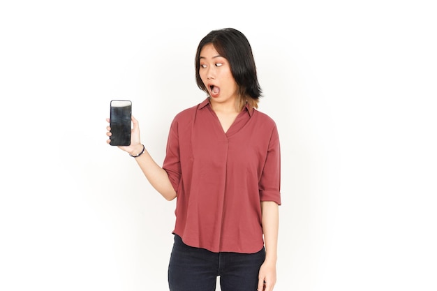 Anzeigen und Präsentieren von Apps oder Anzeigen auf dem Smartphone mit leerem Bildschirm einer schönen asiatischen Frau