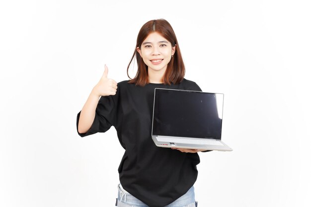 Anzeigen von Apps oder Anzeigen auf dem leeren Laptop-Bildschirm der schönen asiatischen Frau, Isolated On White Background