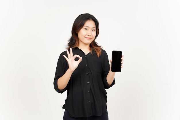 Anzeigen von Apps oder Anzeigen auf dem Smartphone des leeren Bildschirms der schönen asiatischen Frau, Isolated On White Background