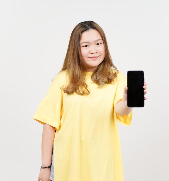 Anzeigen von Apps oder Anzeigen auf dem Smartphone mit leerem Bildschirm einer schönen asiatischen Frau mit gelbem T-Shirt