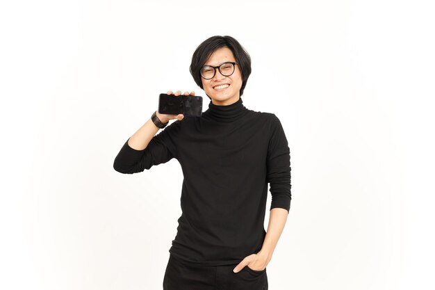 Anzeigen von Apps oder Anzeigen auf dem Smartphone mit leerem Bildschirm eines hübschen asiatischen Mannes, Isolated On White Background