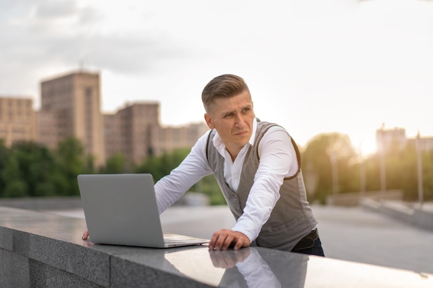 Ao Ar Livre Computador Portátil Usando Computador Portátil Caucasiano Homem De Negócios Pensativo Moderno Negócios Pessoa de negócios Sério Tecnologia Conceito Jovem Adulto Gerente Crise Pensar Problema Ideia