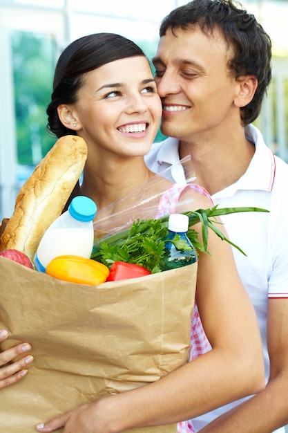 Foto ao ar livre feliz casal adulto garrafa