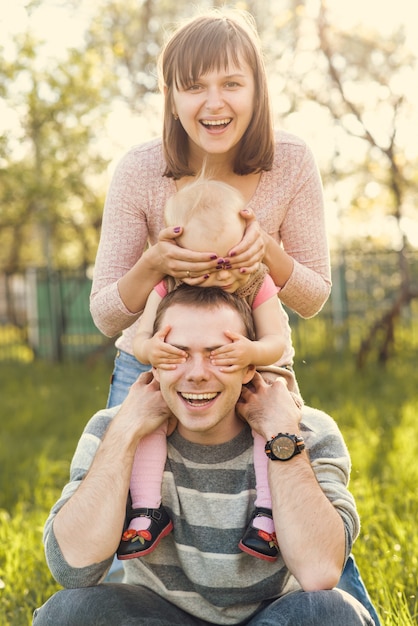 , Ao ar livre, retrato, de, um, feliz, família, -, mãe, pai, bebê, tenha, um, divertimento, olhos fechar