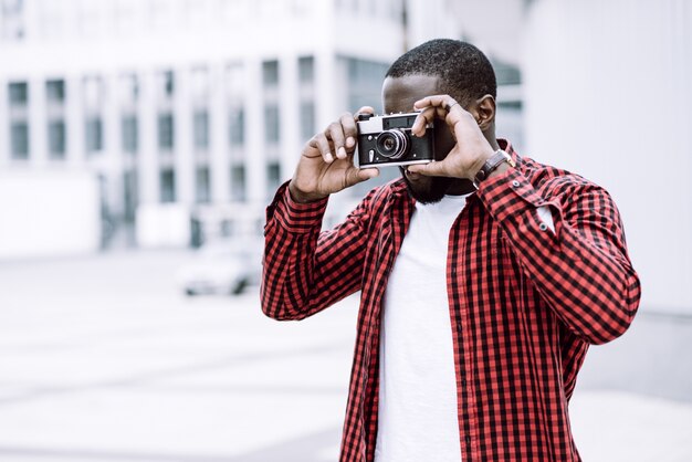 Ao ar livre, sorrindo, estilo de vida, retrato, bonito, feliz, afro-americano, turista, se divertindo, cidade, Europa, câmera, viagem, foto, fotógrafo, fazer, fotos, hipster, estilo