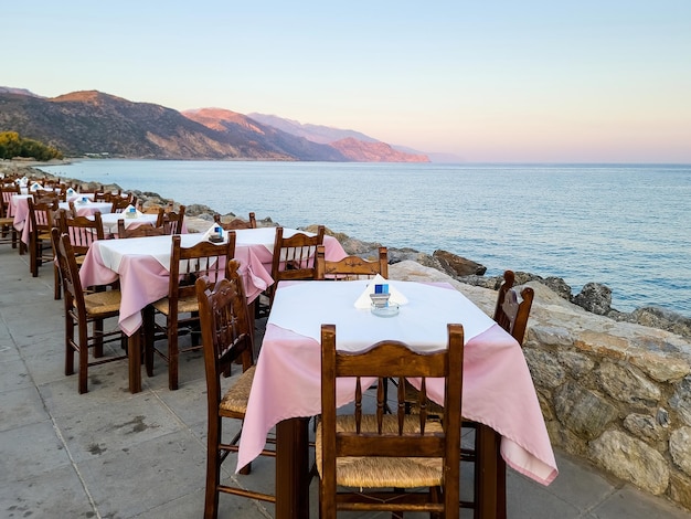 Ao ar livre tradicional taverna à beira-mar restaurante aldeia Paleochora tarde na ilha de Creta Grécia