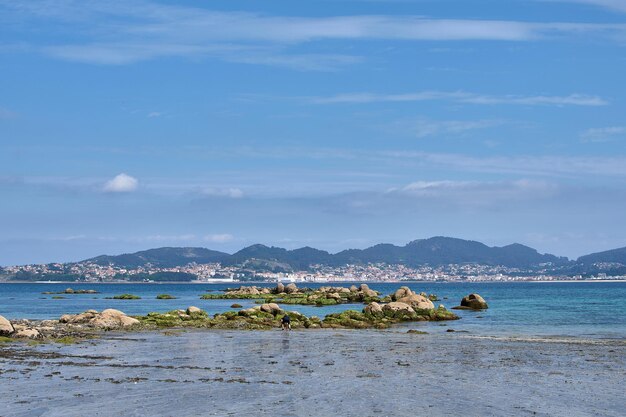 Ao lado da Ilha Toralla, em Vigo, há uma praia chamada Los Fuchios, onde as rochas fazem parte