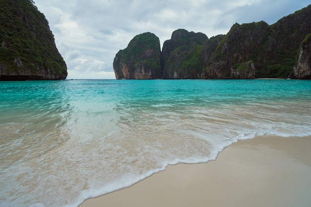 Ao Maya Bay em dia nublado durante a estação das monções.