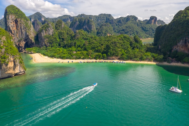 Ao nang e rai estavam com vista aérea da paisagem da praia de pranang