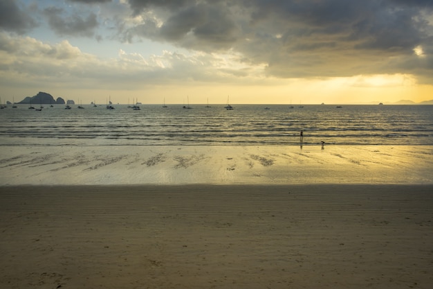 Ao nang praia antes do pôr do sol em krabi, tailândia