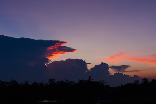 Ao pôr do sol há nuvens avermelhadas no céu