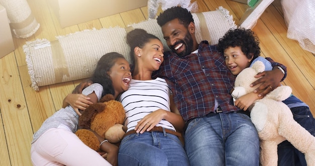 Aonde quer que vamos, levamos a felicidade conosco Foto recortada de uma jovem família fazendo uma pausa em sua nova casa