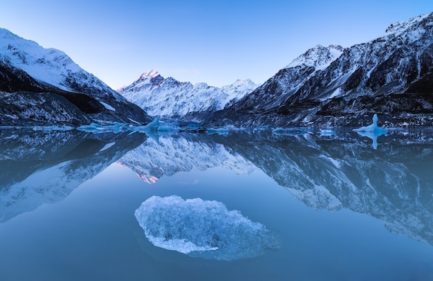 Foto aoraki mount cook refletido em hooker ake com o iceberg aoraki mount cook national park