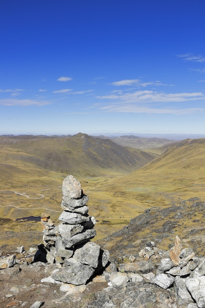 Apacheta con paisaje andino en la montaña