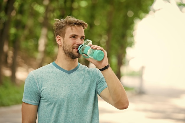 Apaga tu sed hombre siente sed hombre bebe agua debido a la sed sensación de sed del hombre después del entrenamiento