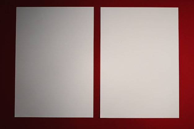 Apagar um papel branco sobre fundo vermelho como papelaria de escritório flatlay luxo branding flat lay e design de identidade de marca para maquete
