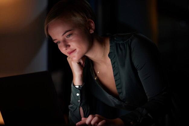 Apagón nocturno y mujer que trabaja por la noche haciendo trabajo remoto desde casa o apartamento tarde Persona adicta al trabajo y empresaria escribiendo en la computadora portátil en la oscuridad debido a un corte de energía