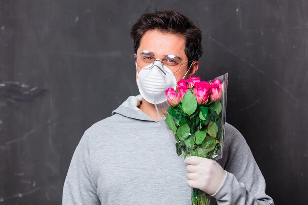 apaixonado homem de máscara facial detém buquê de rosas