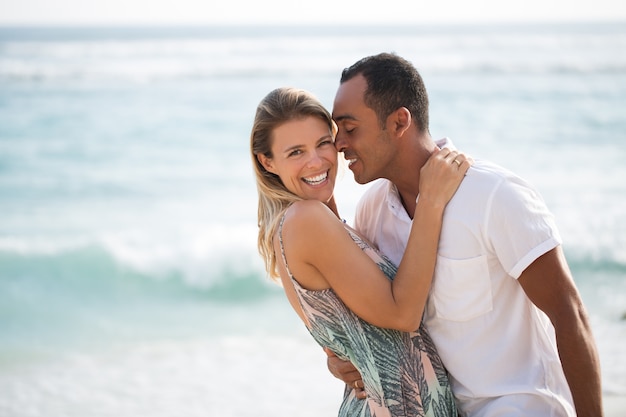 Apaixonado marido chegando a beijar sua esposa