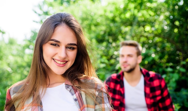 Apaixone-se Sentimentos puros Conceito de encontro romântico Chame a atenção dela Homem hipster se apaixonando garota bonita Encontro casual Amor à primeira vista Se a mulher souber que você gosta dela, como ela reagirá