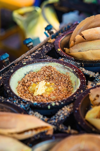 Foto apam balik é uma panqueca asiática fofinha com milho creme e amendoim geralmente feita por encomenda