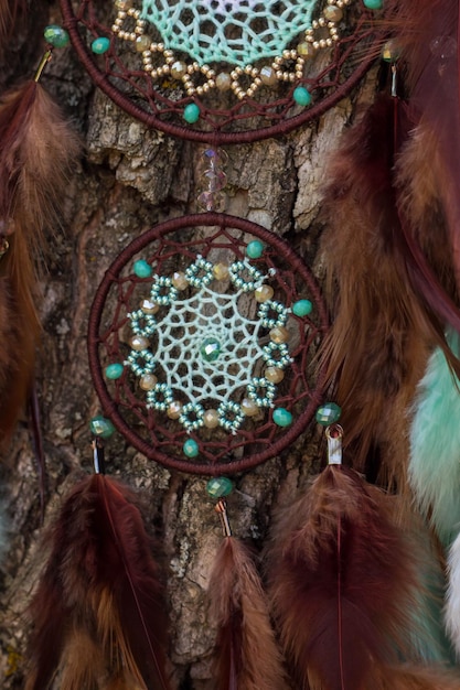 Foto apanhador de sonhos com fios de penas e cordão de contas pendurado dreamcatcher feito à mão