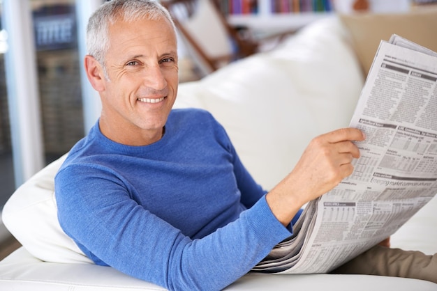 Foto apanhando as notícias retrato de um homem maduro feliz lendo o jornal