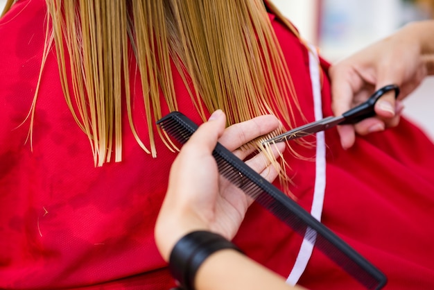 Aparar o cabelo no bebê salão de beleza.