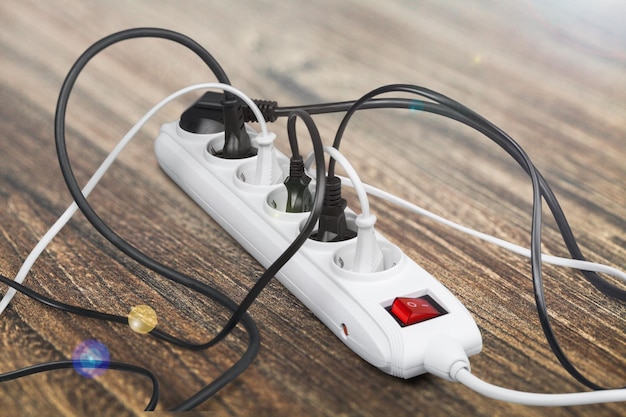 El aparato eléctrico desenchufado se conecta a través de una regleta blanca apagada en el suelo.
