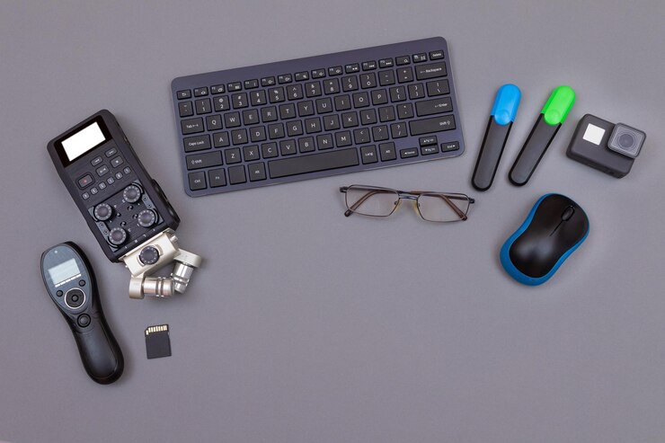 Foto aparatos digitales en el lugar de trabajo de bloggers de video de mesa gris