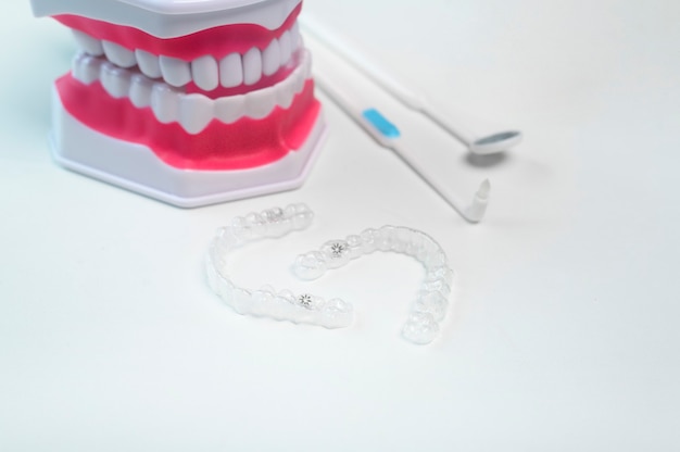 Aparatos y herramientas Invisalign para el cuidado dental, la salud dental y el concepto de ortodoncia.