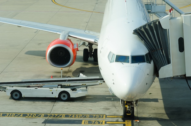 Aparcamiento de aeronaves en el aeropuerto.