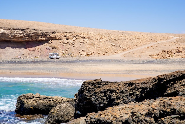 Aparcamiento de autocaravanas en una playa en verano en Fuerteventura Islas Canarias